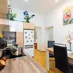 W - Danube & Parliament View - Sleeps 4 Budapest
