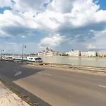 W - Danube & Parliament View - Sleeps 4