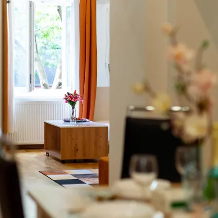 Lovely Designer With Stunning Parliament View Apartamento