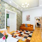 W - Danube & Parliament View - Sleeps 4 Budapeste