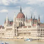 公寓 W - Danube & Parliament View - Sleeps 4 布达佩斯
