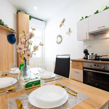 W - Danube & Parliament View - Sleeps 4 *