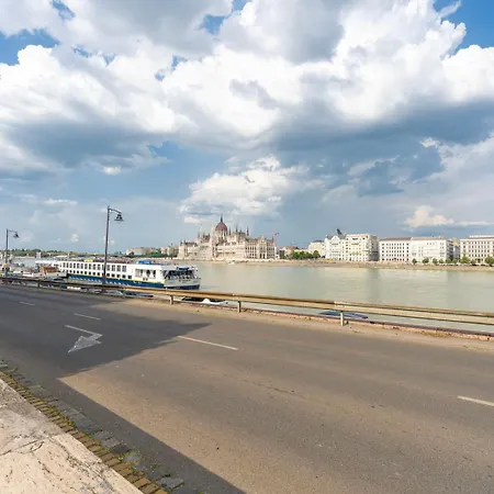 W - Danube & Parliament View - Sleeps 4