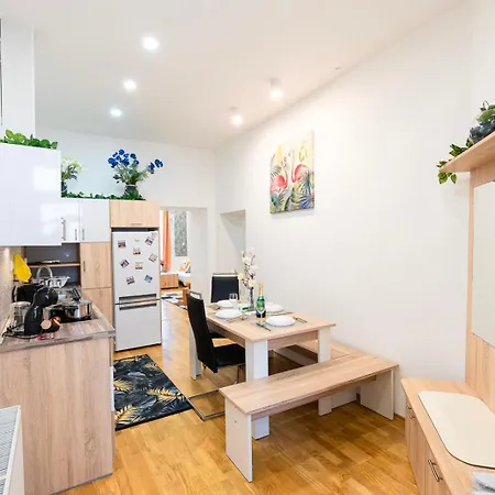 W - Danube & Parliament View - Sleeps 4 布达佩斯