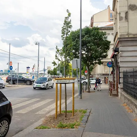 W - Danube & Parliament View - Sleeps 4 Apartmán