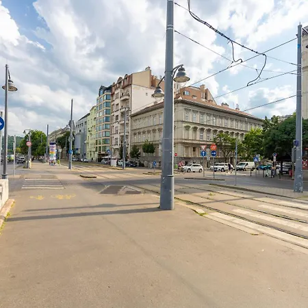 Lovely Designer With Stunning Parliament View Apartament
