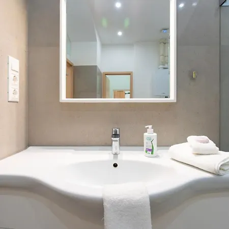 Lovely Designer With Stunning Parliament View Apartament