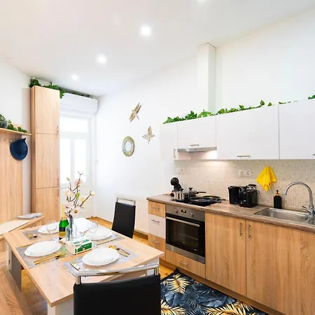 Lovely Designer With Stunning Parliament View Apartament